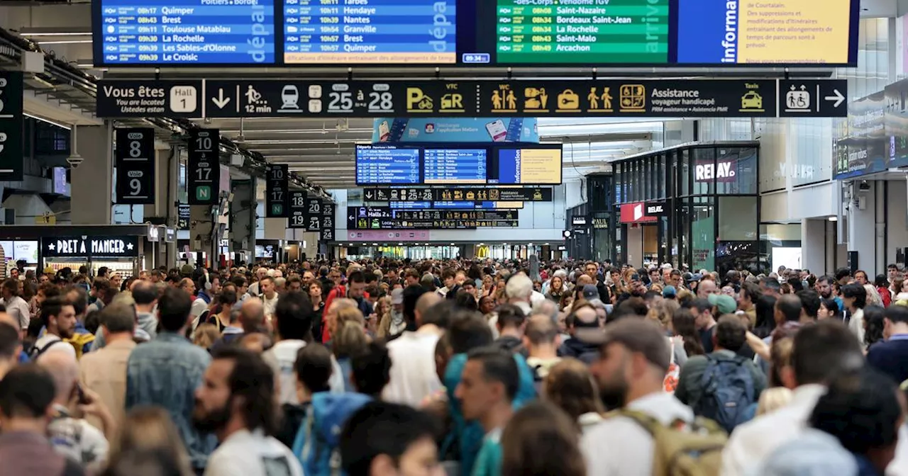 Gare Montparnasse, les voyageurs livrés à eux-mêmes après le sabotage massif contre la SNCF