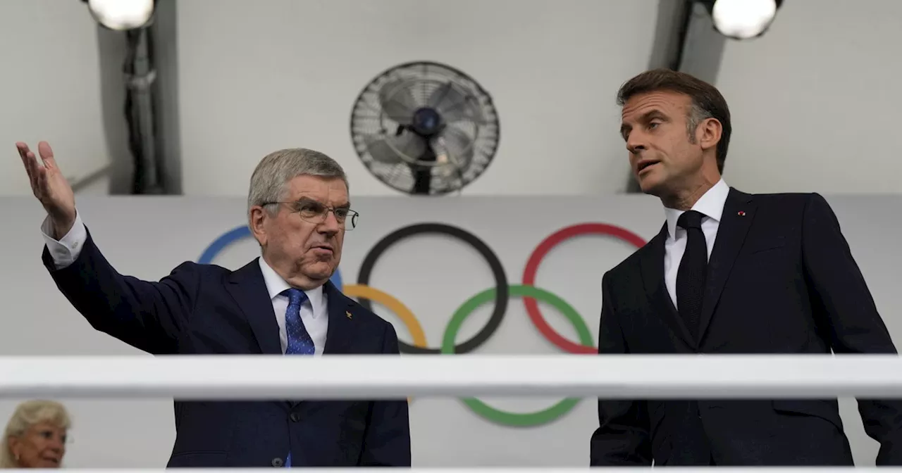 Parigi 2024, Macron riceve bordati di fischi: &#034;Unico riparato&#034;, imbarazzo mondiale