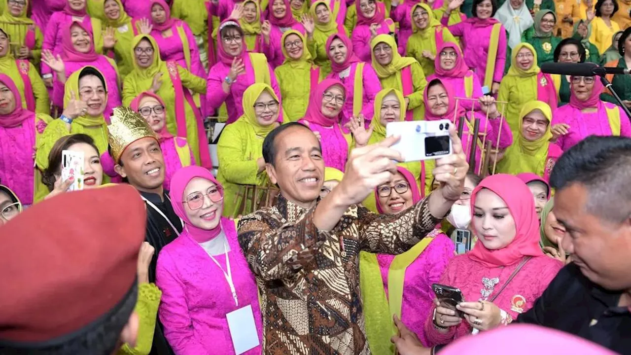 Warganet Salah Fokus, Apa HP yang Digunakan Presiden Jokowi untuk Selfie di Hari Kebaya Nasional?