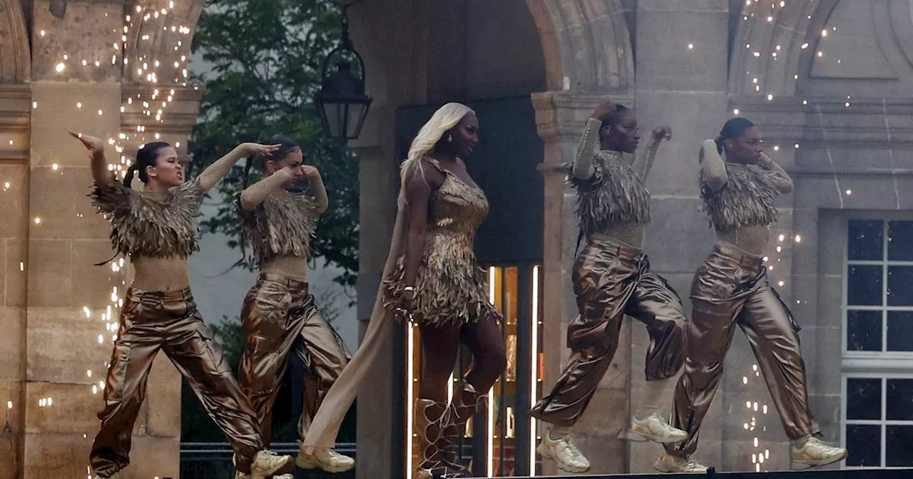 Aya Nakamura, toute en or, fait danser la Garde républicaine lors de la cérémonie d’ouverture