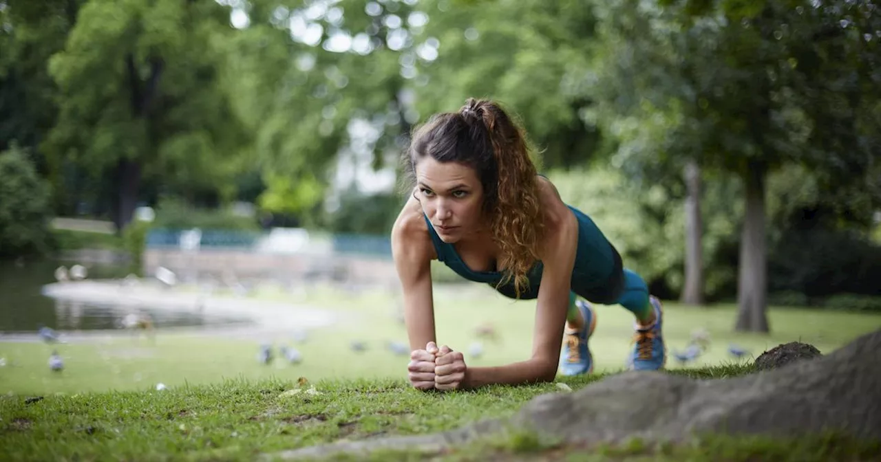 «Les abdos crunch accentueront l'effet bouée» : ce qu’il faut faire (et ne pas faire) pour tonifier le ventre en un mois