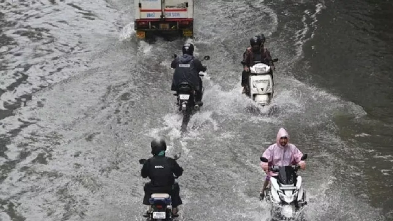 UP Rain Alert: एक बार फिर बदला मौसम का मिजाज, इन जिलों में बारिश का अलर्ट