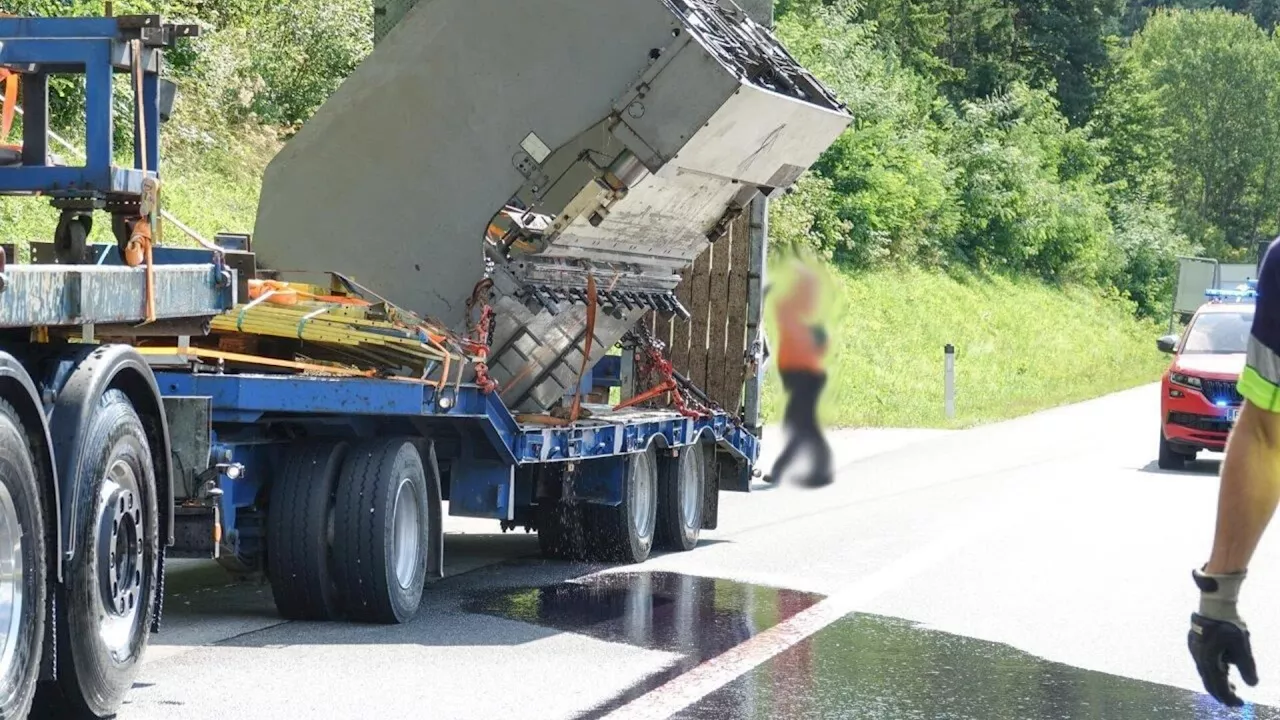 Fünf Tonnen schwere Hydraulikpresse drohte von Lkw auf A2 zu stürzen