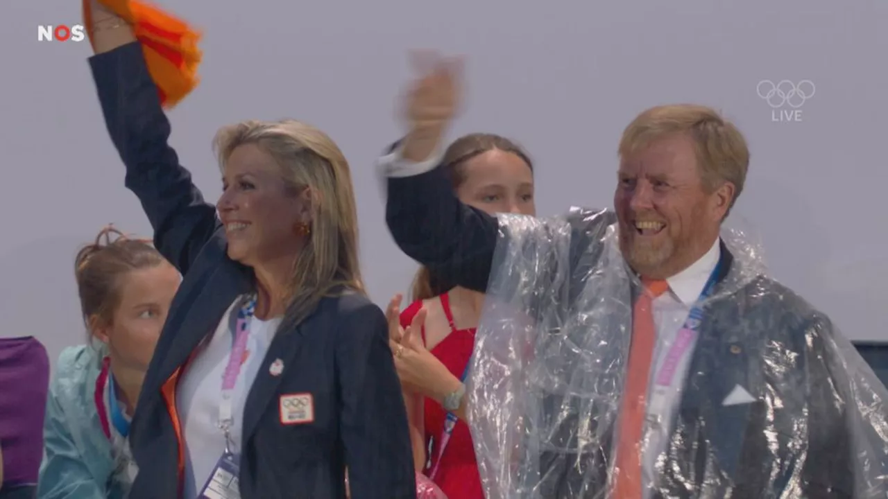 Nederlandse boot begonnen aan parade • Koningspaar feest in stromende regen