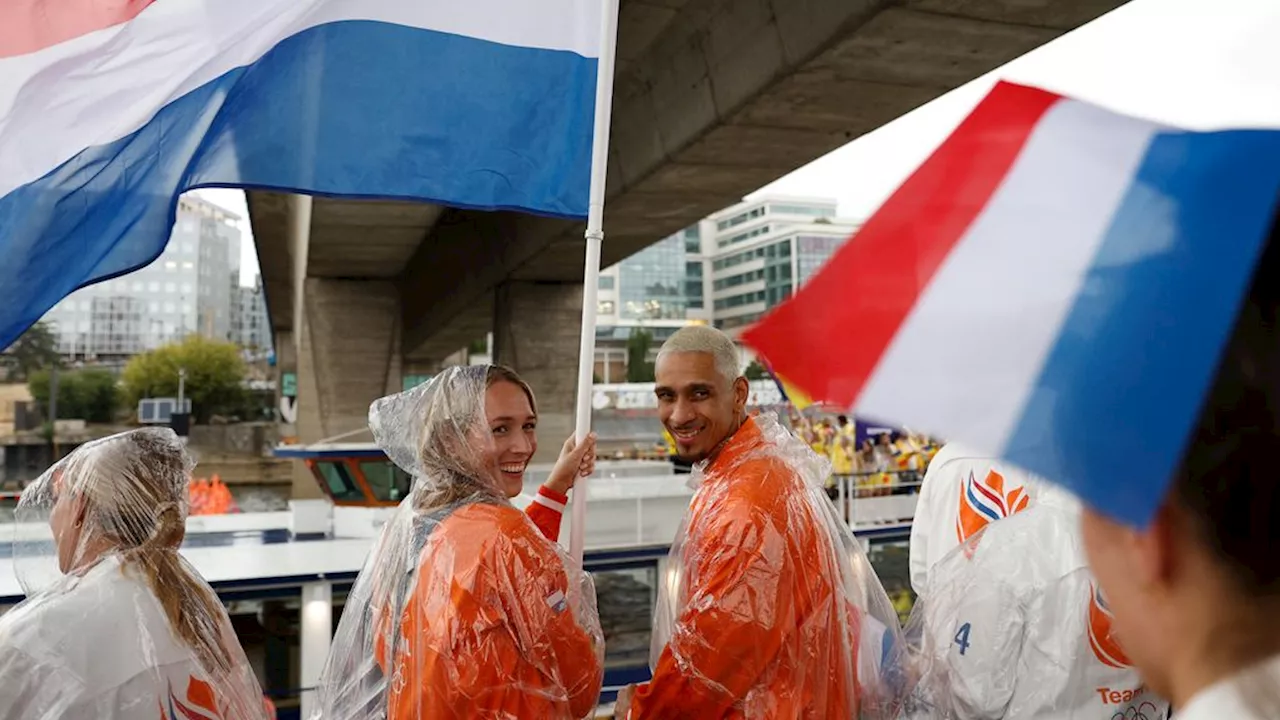 Sporters door de regen over de Seine • Nederlandse boot klaar voor vertrek