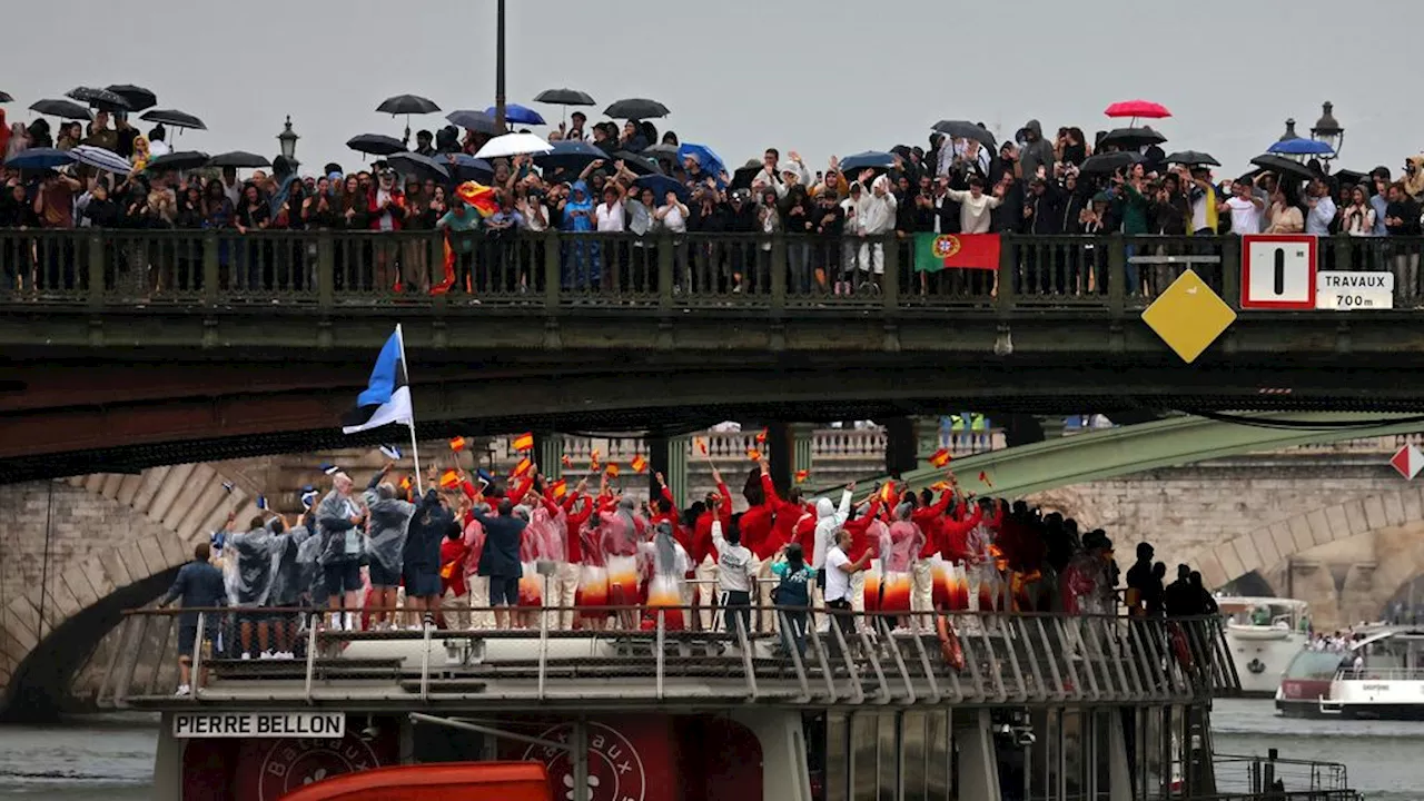 Sporters door de regen over de Seine • Lady Gaga trapt Spelen muzikaal af