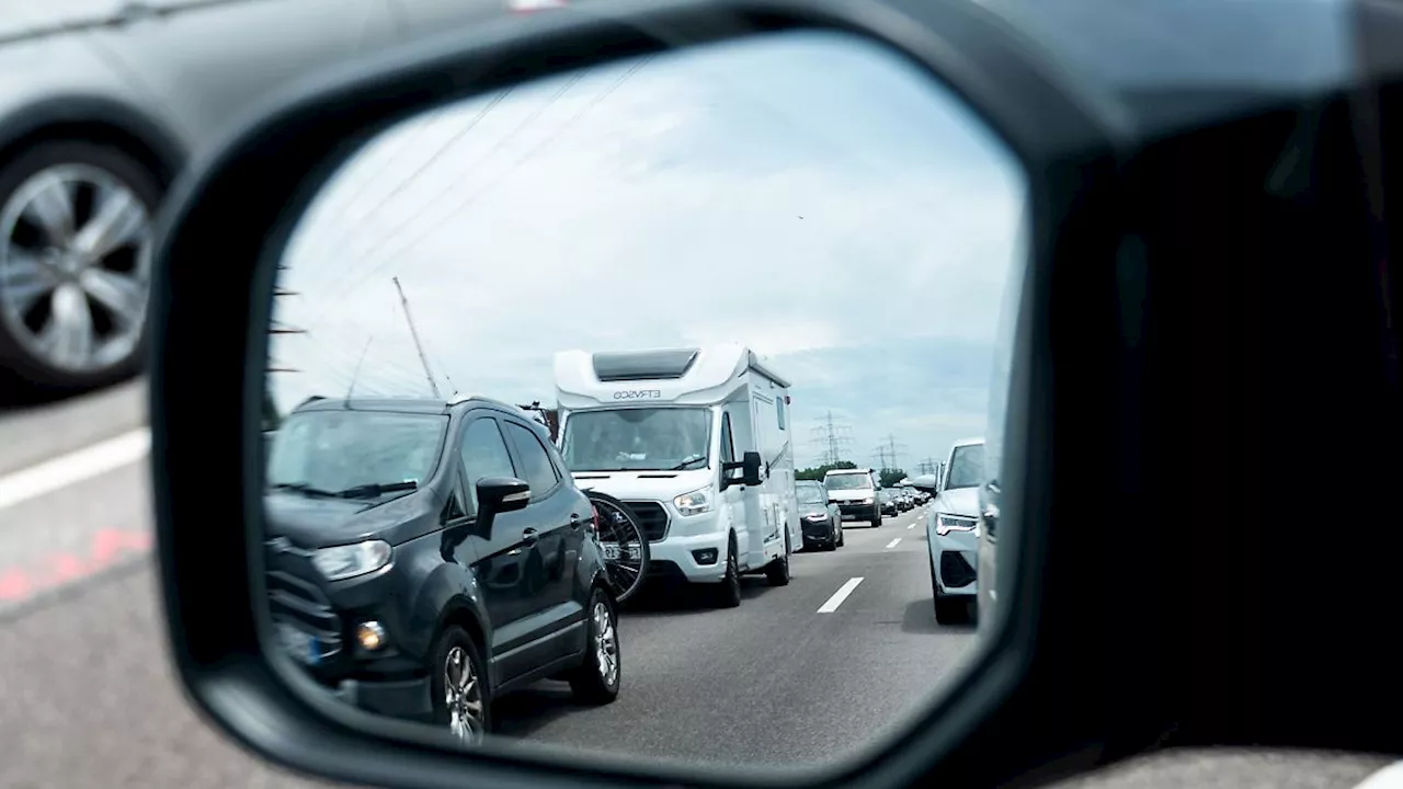 Niedersachsen & Bremen: Ferienverkehr sorgt für kilometerlange Staus