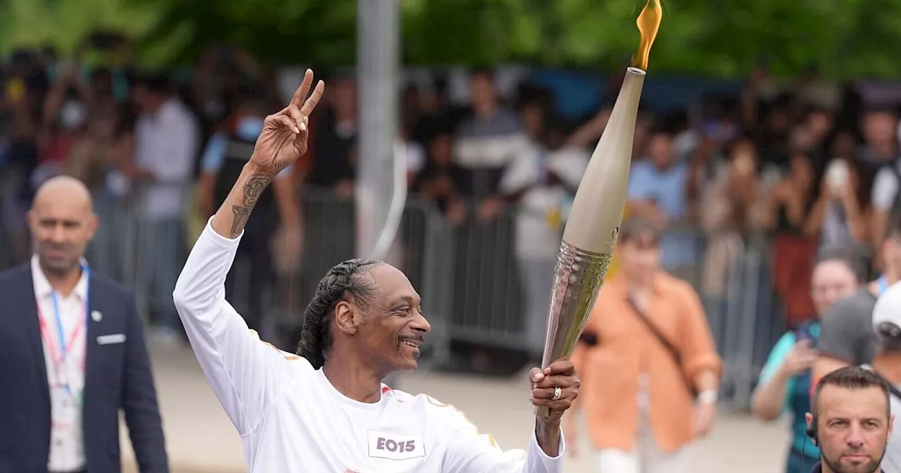 Applaus und kleiner Tanz: Snoop Dogg trägt olympische Flamme