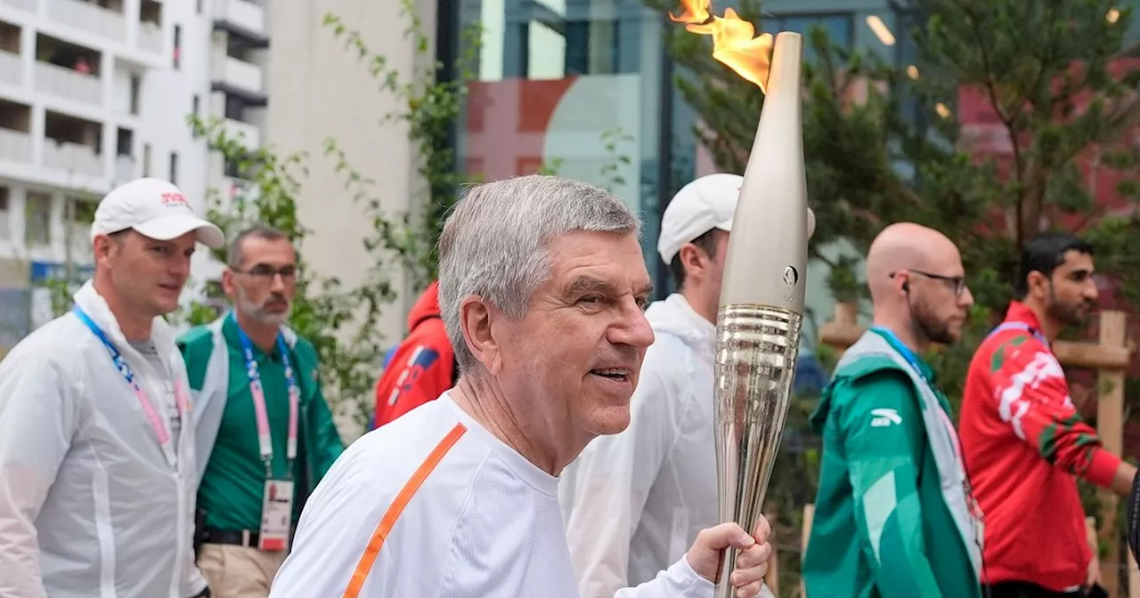 Bach trägt Fackel durch olympisches Dorf: «Sehr emotional»