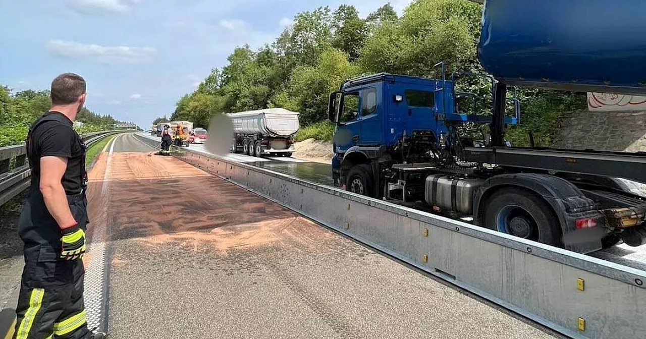 Muldenkipper bleibt an A44-Brücke bei Warburg hängen