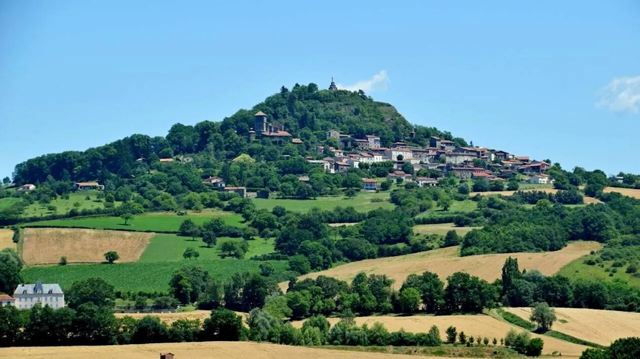 Accroché à un piton volcanique, ce plus beau village de France offre un spectacle naturel inédit