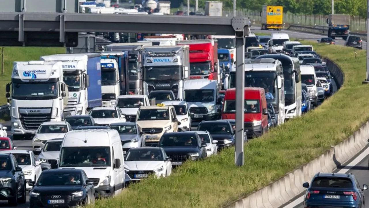 Verkehr: Ferienbeginn - volle Autobahnen, Züge und Flughäfen