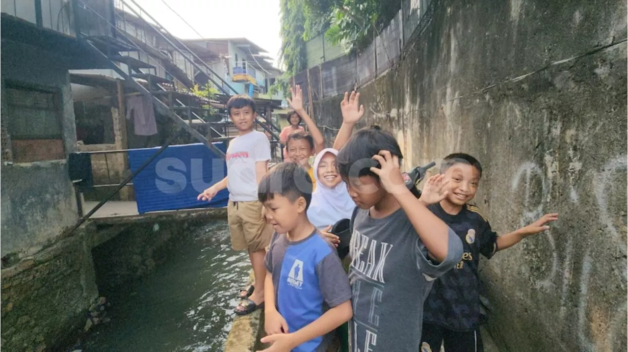 Kelakar Bocah-bocah Di Kali Mampang Ogah Direlokasi Ke Rusun Jagakarsa: Di Sini Bisa Nyari Ikan