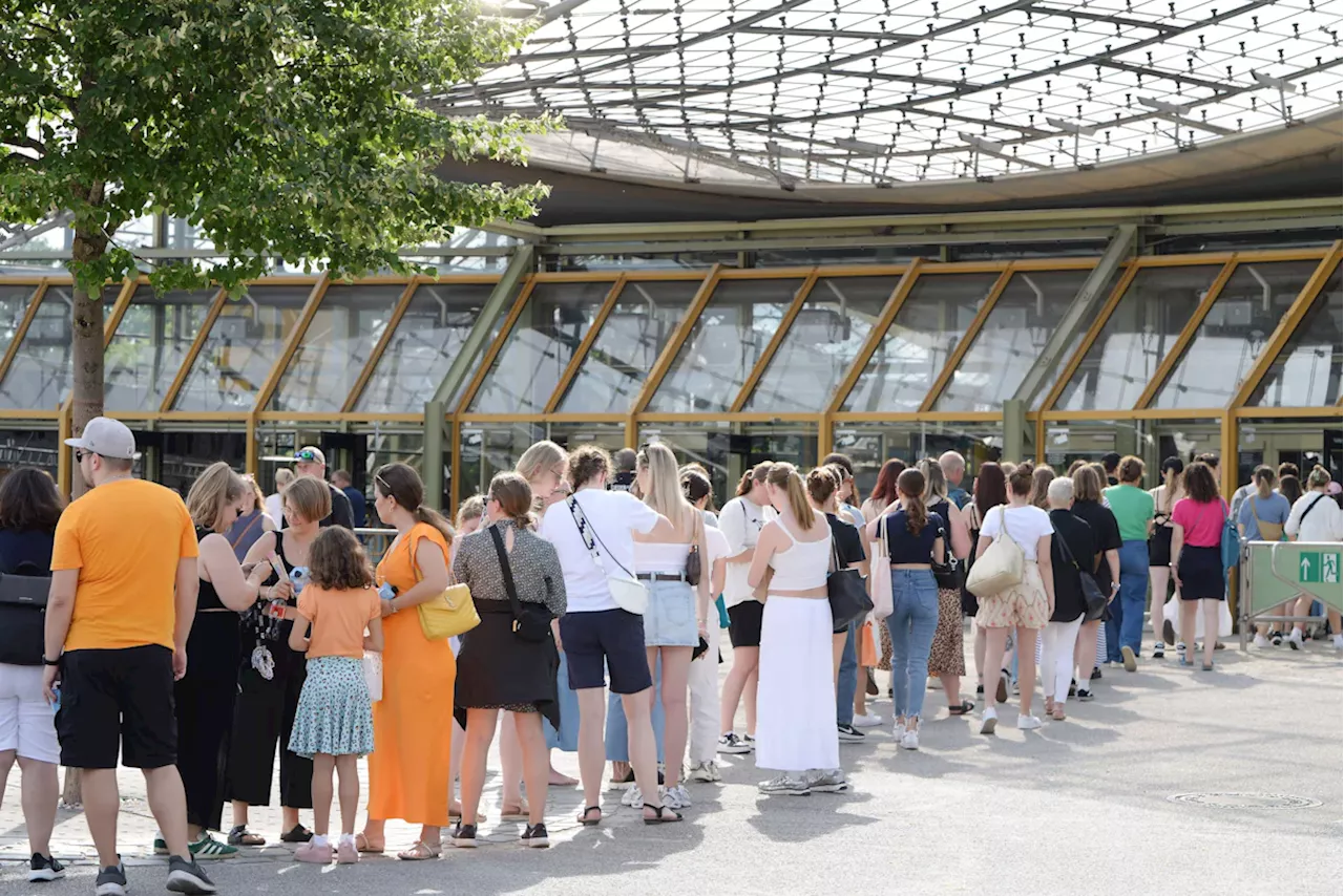 Taylor-Swift-Fans in München: Ruhe vor dem Hotel - Armbänder-Regen im Olympiapark