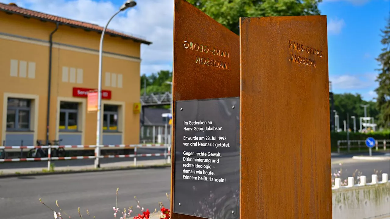 Neonazis warfen ihn aus fahrendem Zug: Denkmal in Brandenburg erinnert an Opfer rechter Gewalt