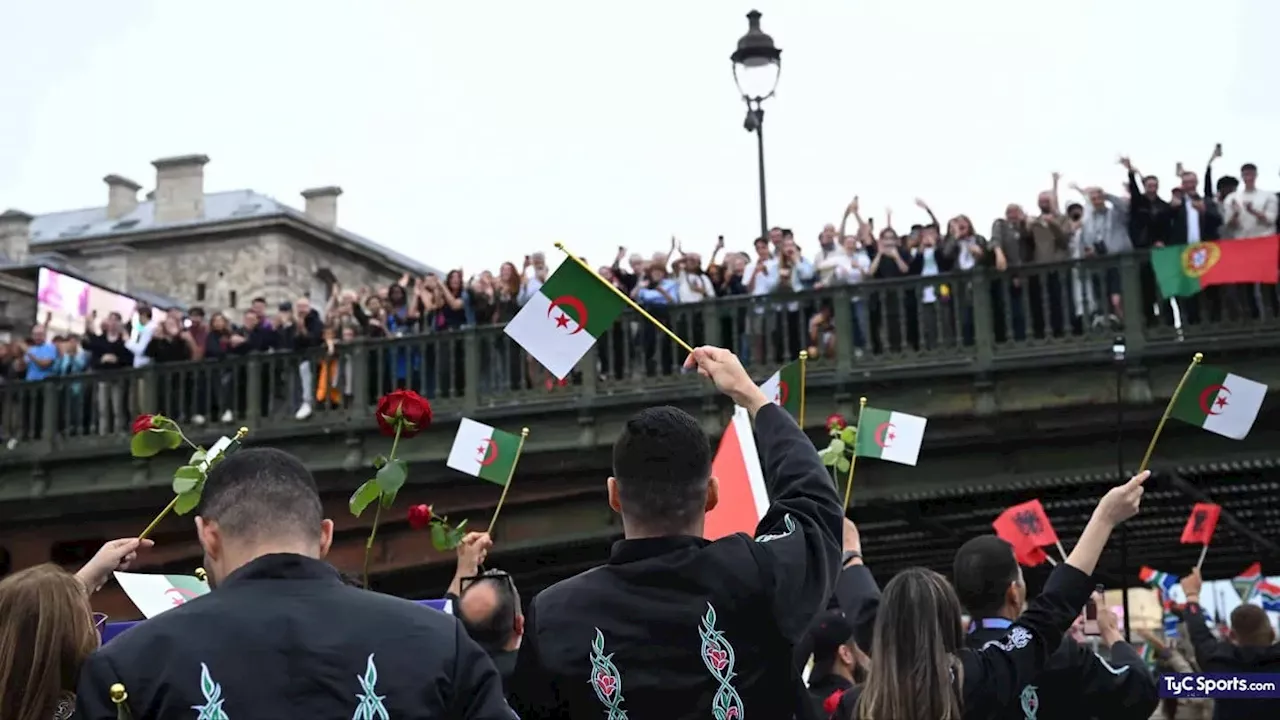 Por qué Argelia tiró rosas al rio Sena en la inauguración de los Juegos Olímpicos 2024