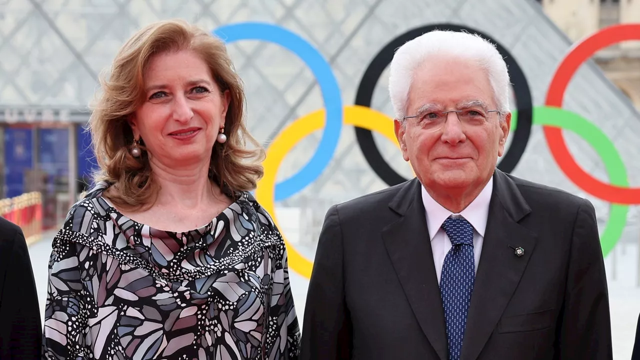 Laura Mattarella alle Olimpiadi Parigi 2024: l'eleganza italiana con pantaloni bianchi e blusa farfalle