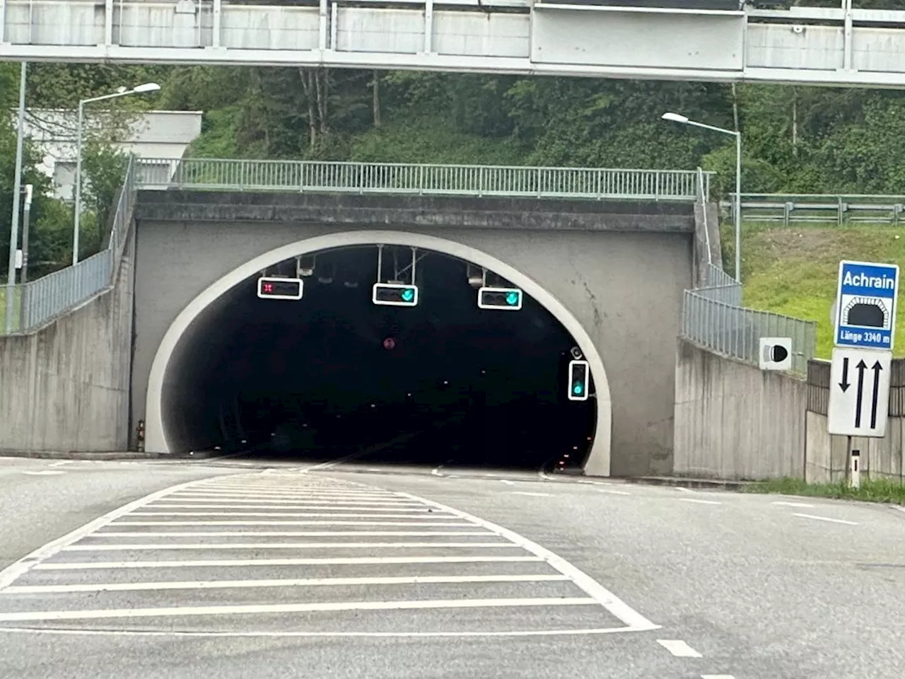 Auto beschlagnahmt: Pkw-Lenker fuhr mit 182 km/h durch Achraintunnel