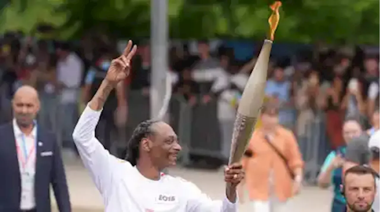 Applaus und kleiner Tanz: Snoop Dogg trägt olympische Flamme