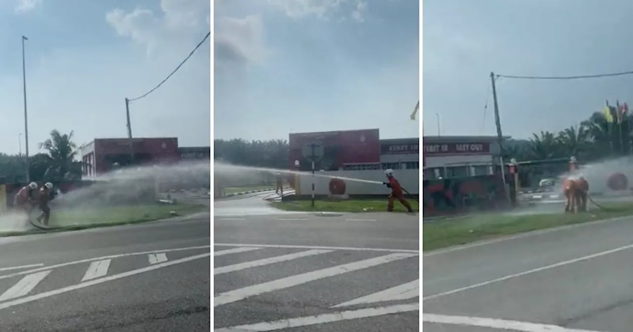  M'sians Amused by Abang Bomba Having 'Water Fight' Using Fire Hose