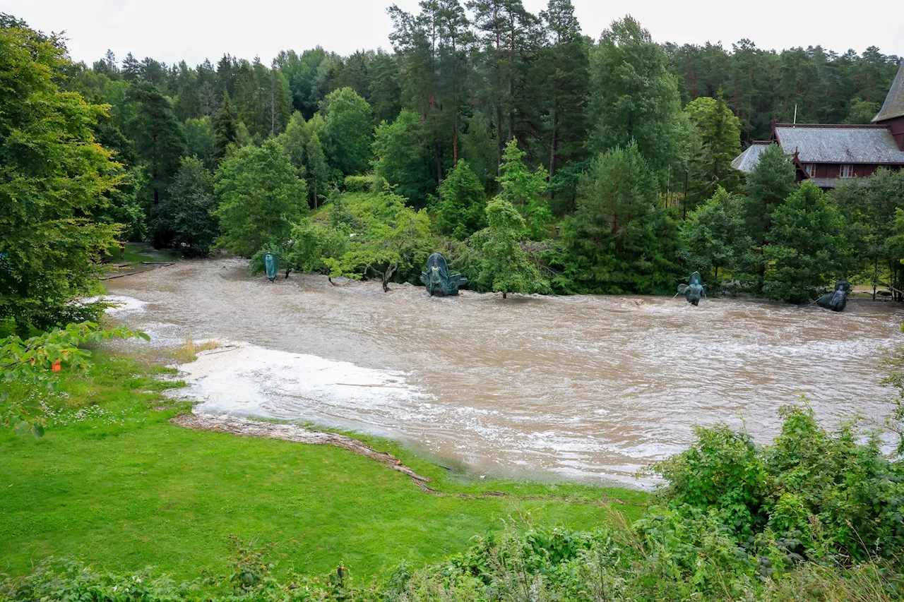 Farevarsel for styrtregn og lyn på Østlandet. Full flom i Hvitsten i Akershus