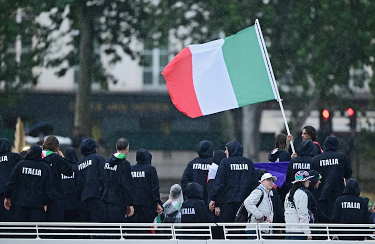 Parigi 2024, festa azzurri col tricolore: 'figata pazzesca'