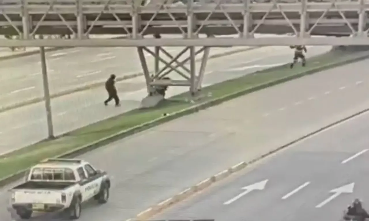 Video prueba ataque de encapuchados a gestor de TransMilenio