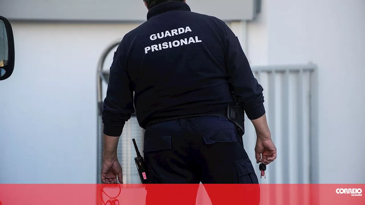 Disparos travam tentativa de arremessar embrulhos com 24 telemóveis para a cadeia de Custoias