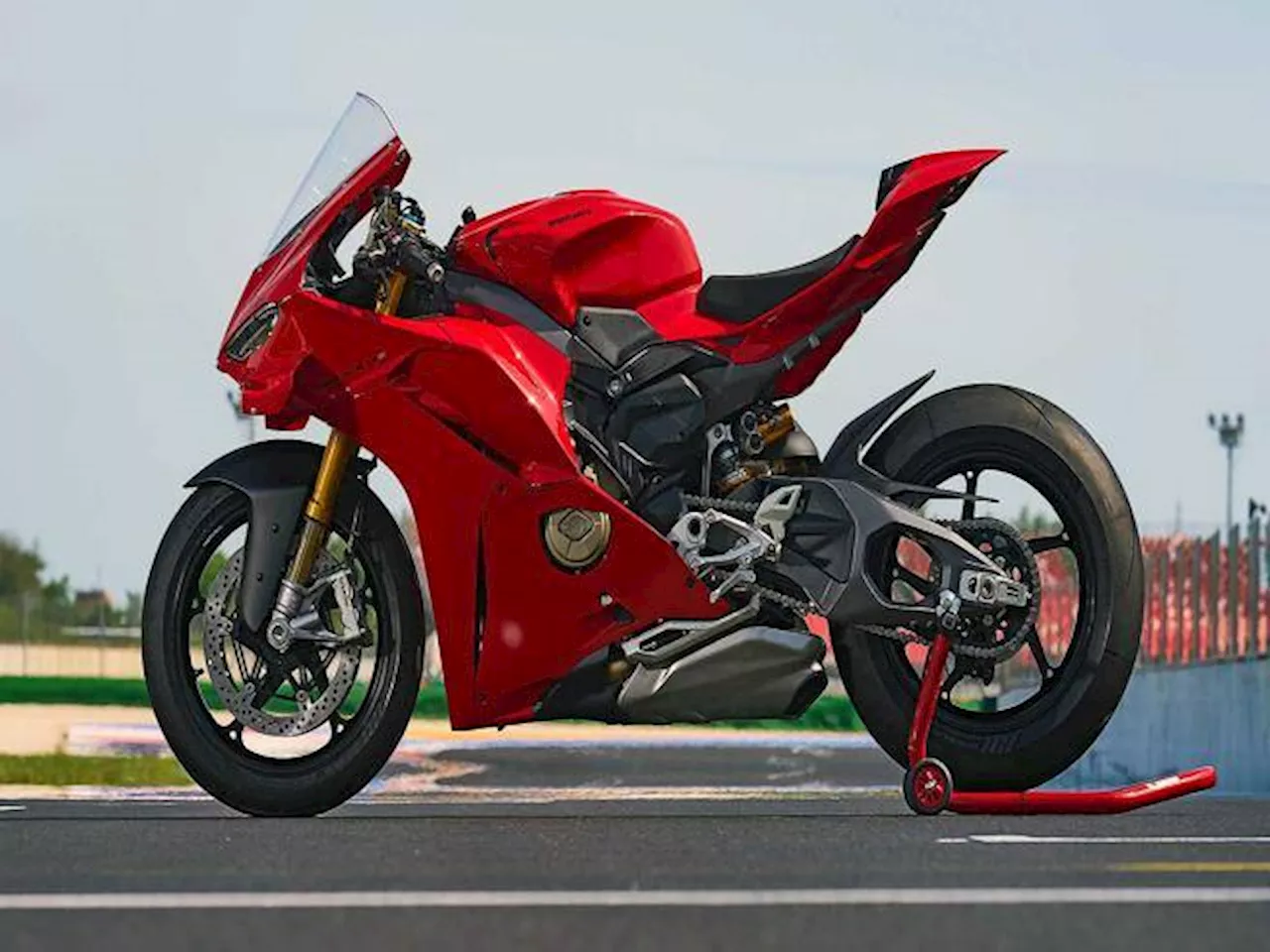 Ducati, debutta la nuova Panigale V4 S 2025: sempre più vicina a una MotoGP