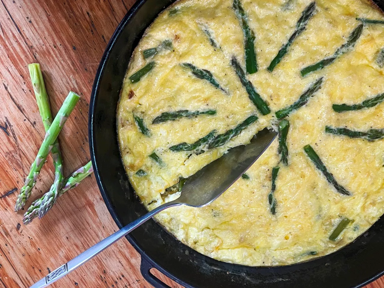 Lekker Brekker Monday: Asparagus and cheese frittata