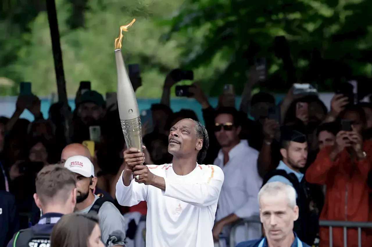 O vídeo de Snoop Dogg a carregar a tocha olímpica pelas ruas de Paris