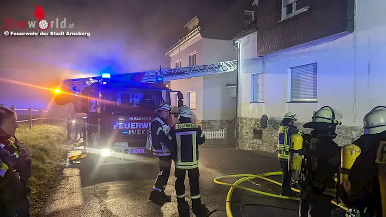 D: Haus in Arnsberg nach Brand nicht mehr bewohnbar → Personenrettung über die Drehleiter