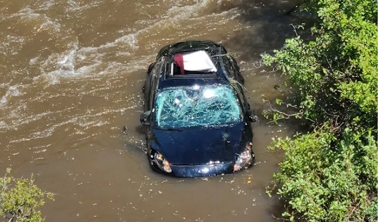 2 B.C. residents awarded after rescuing trapped British couple from car