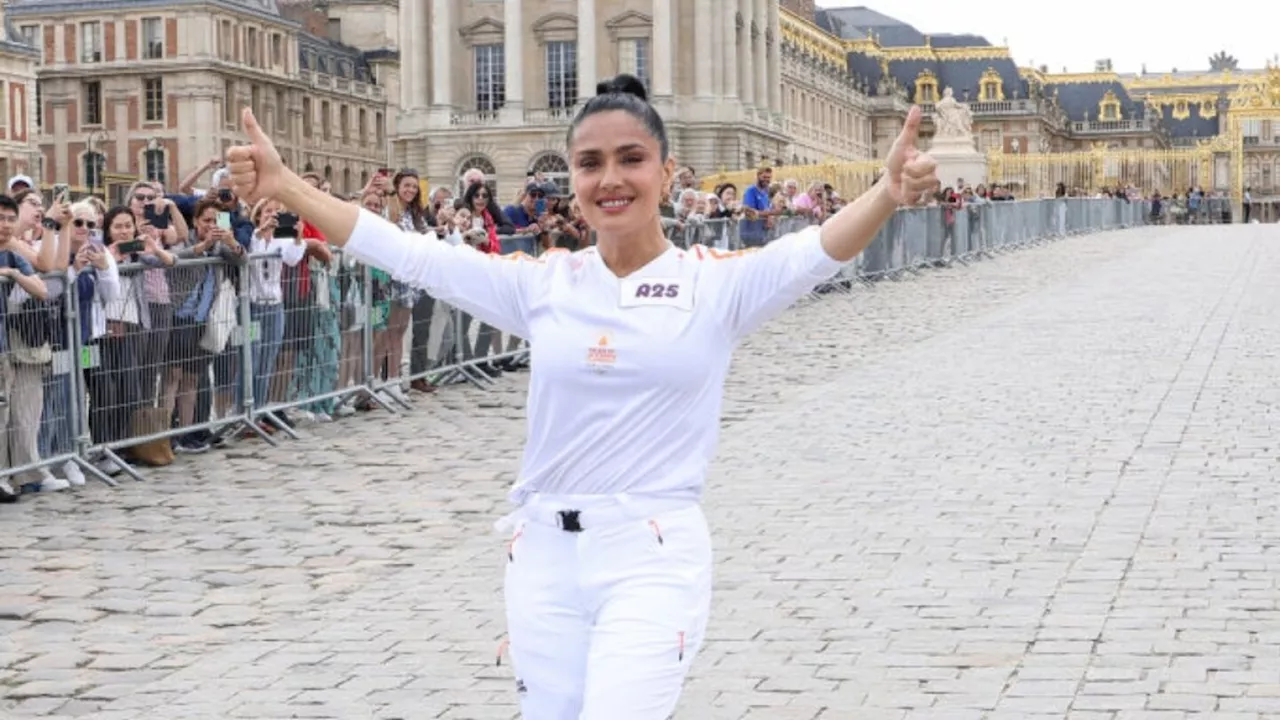 Salma Hayek da pirueta en el palacio de Versalles y representa a México llevando la antorcha olímpica