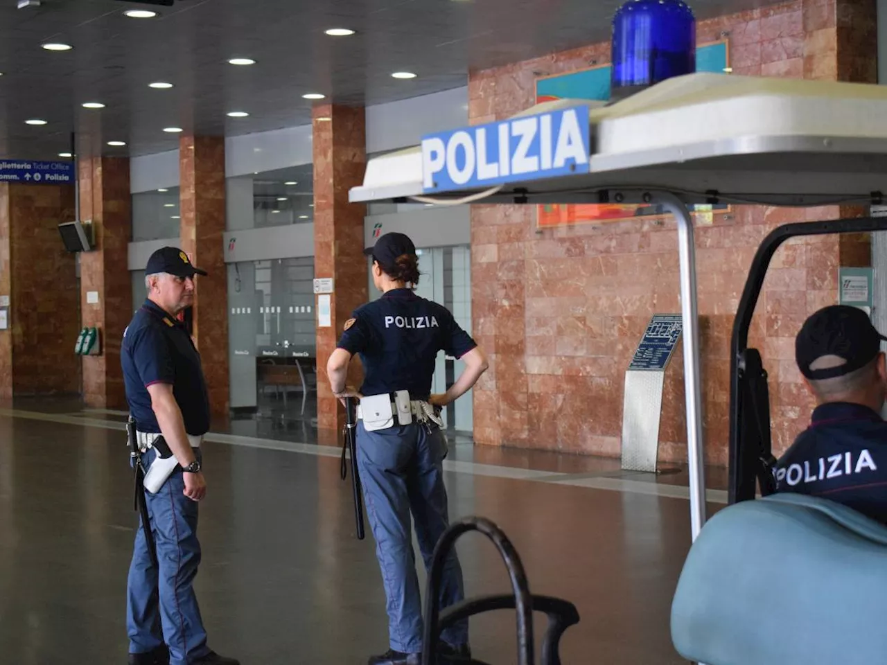 Il capotreno chiede il biglietto e lo straniero gli dà del razzista e lo massacra