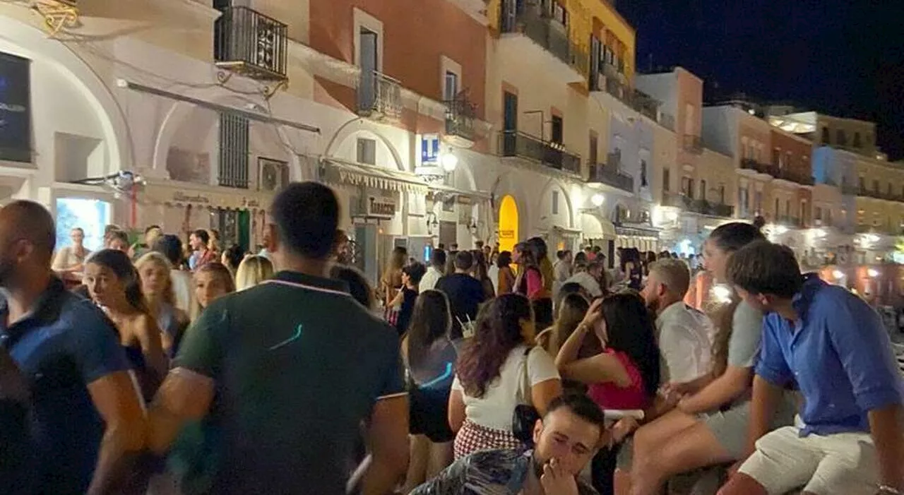 Ponza, troppi turisti in barca: ipotesi supertassa anche per chi sosta al largo