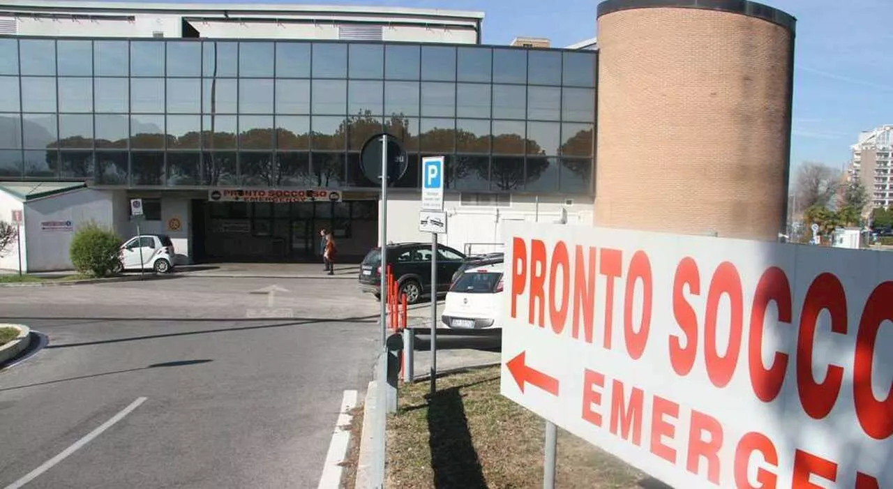 Terni, notti di caos al pronto soccorso: un ragazzo si scaglia contro il padre e viene bloccato da un infermie