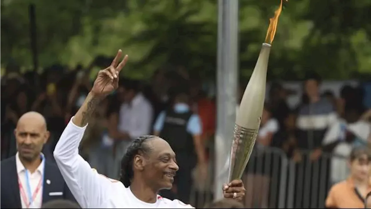 Saat Snoop Dogg Berlari Kecil Bawa Obor Olimpiade Paris 2024 Sebelum Upacara Pembukaan