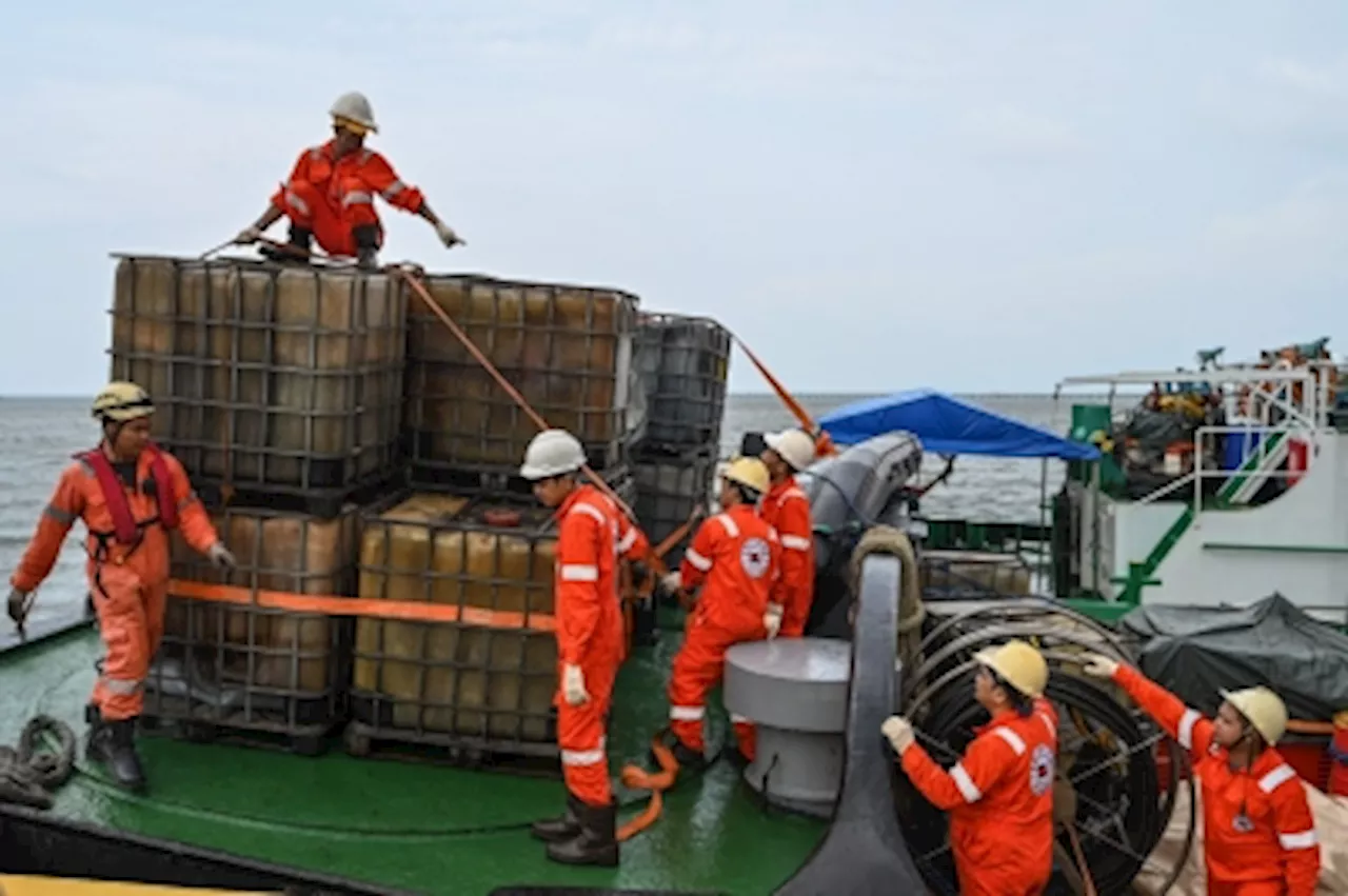 Philippine coast guard says oil leaking from sunken tanker into Manila Bay, urges fishing suspension