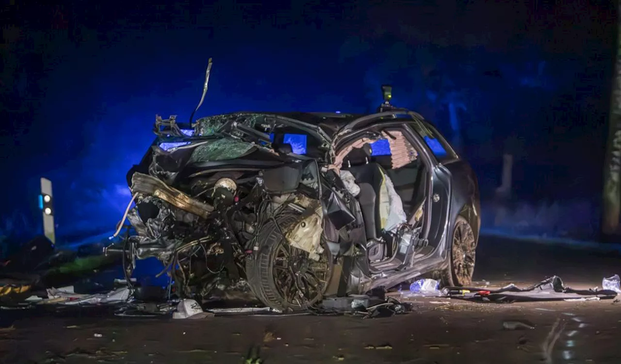 Schlimmer Unfall im Norden: Beifahrer stirbt, Fahrer in Lebensgefahr