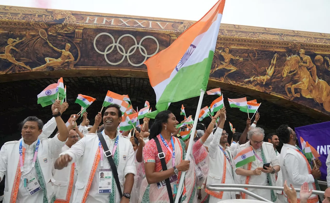 Paris Olympics 2024: सीन नदी पर रंगारंग कार्यक्रम के साथ ओलंपिक का भव्य आगाज, सिंधू और शरत ने थामा तिरंगा, देखें Photos