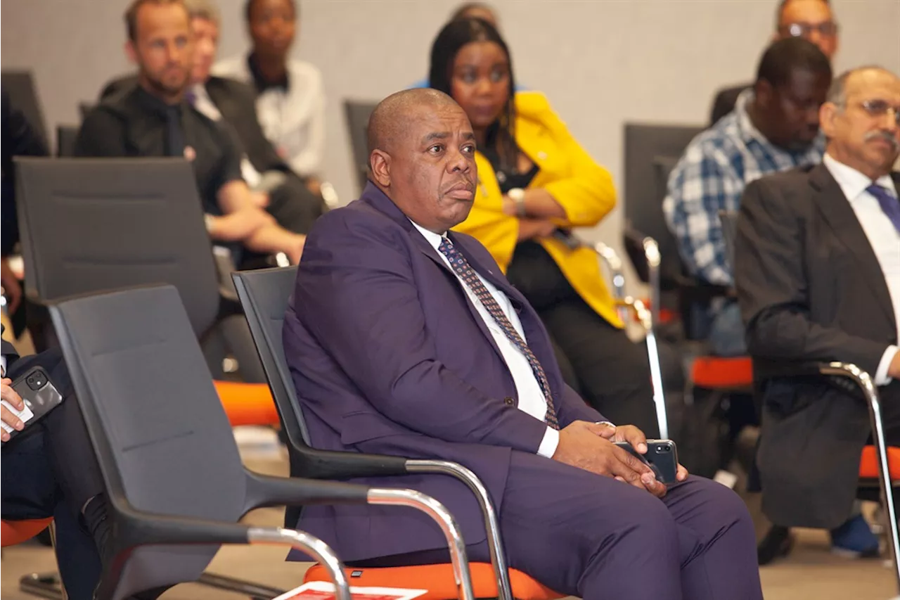 Dirty deals: Hawks circle health dept DG in connection with alleged R500k bribery scheme