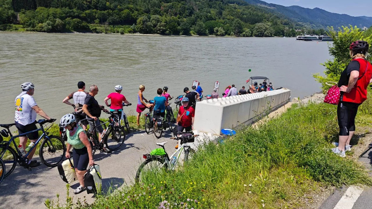 Fährbetrieb nach Felssturz: Radler warten über eine Stunde in Aggsbach