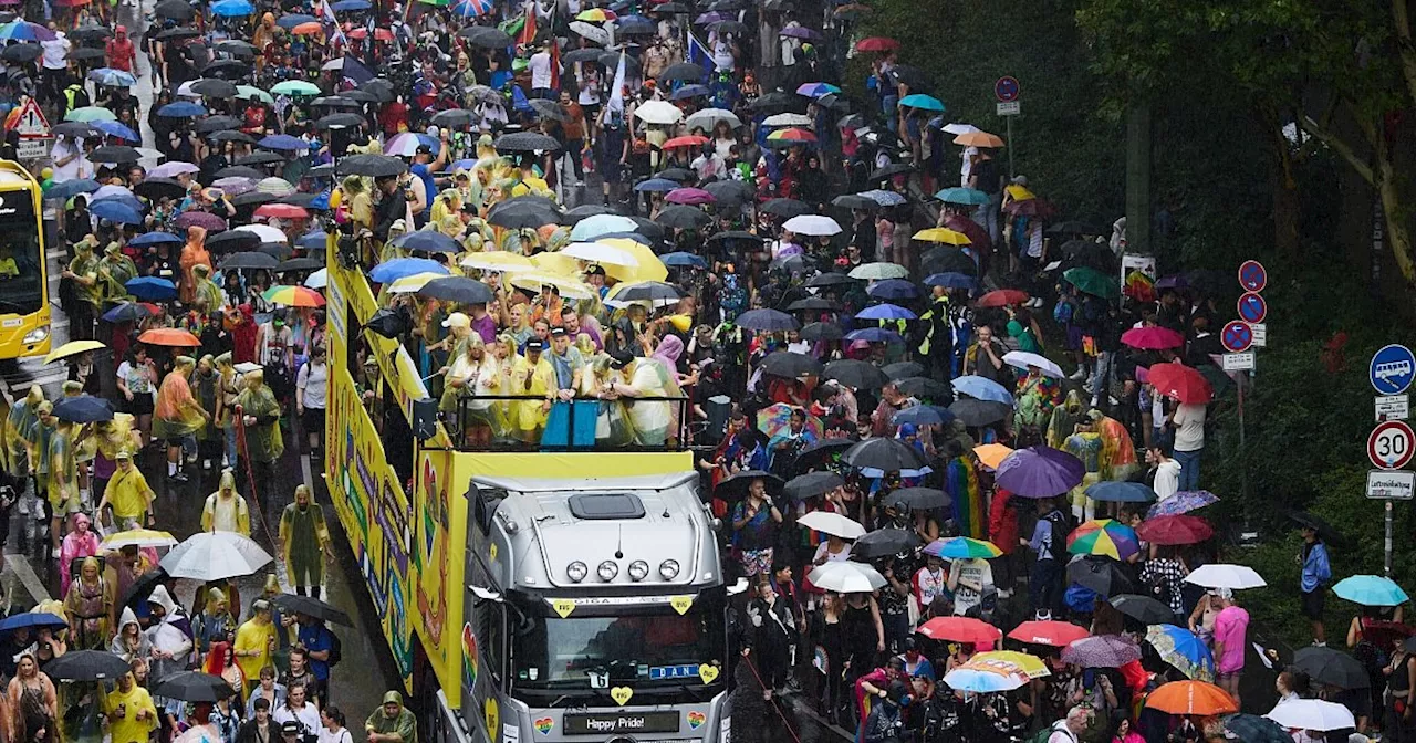 Glitzer, Regenbogen und politische Forderungen beim CSD