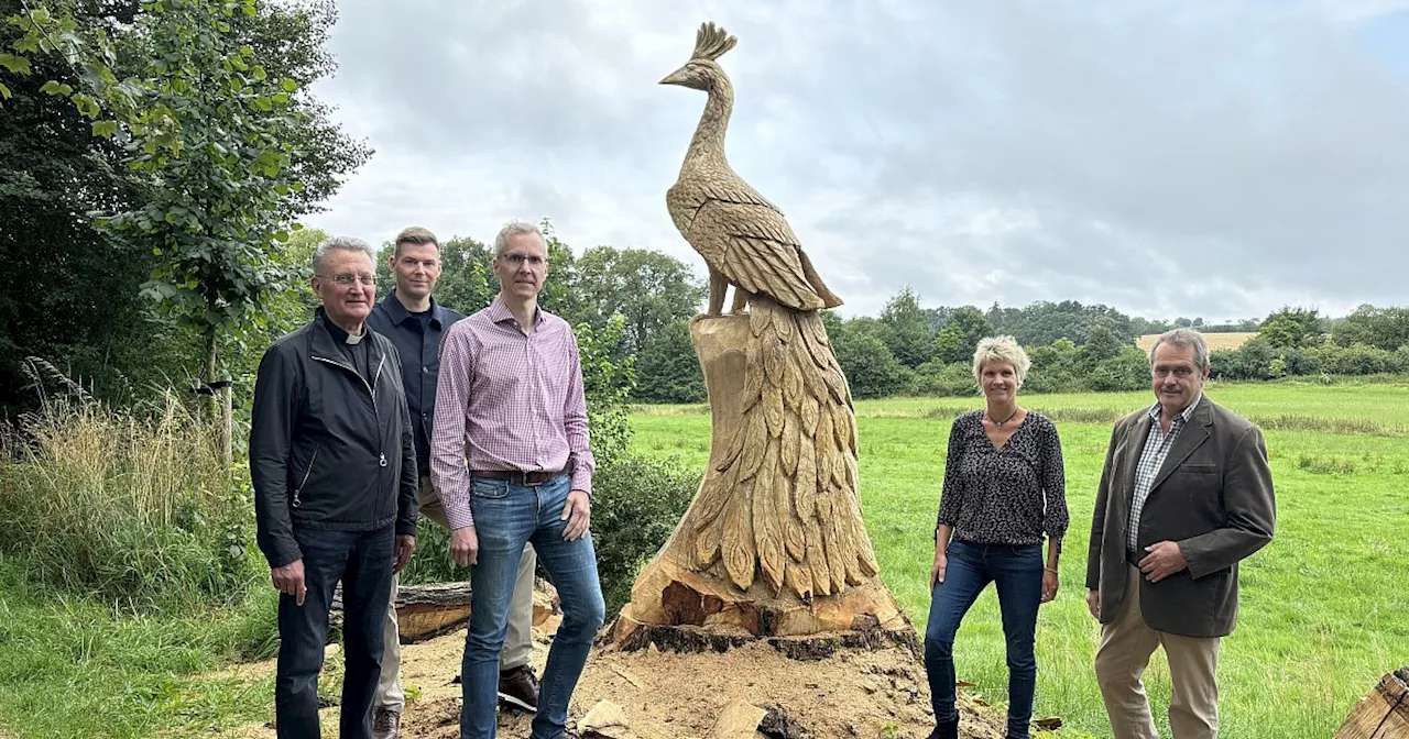 Passend zu Libori in Paderborn: Große Pfau-Skulptur im Haxtergrund