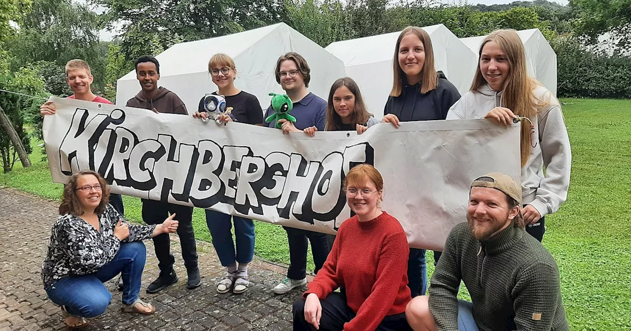 Wenn der Kirchberghof bei Warburg zur Raumbasis wird