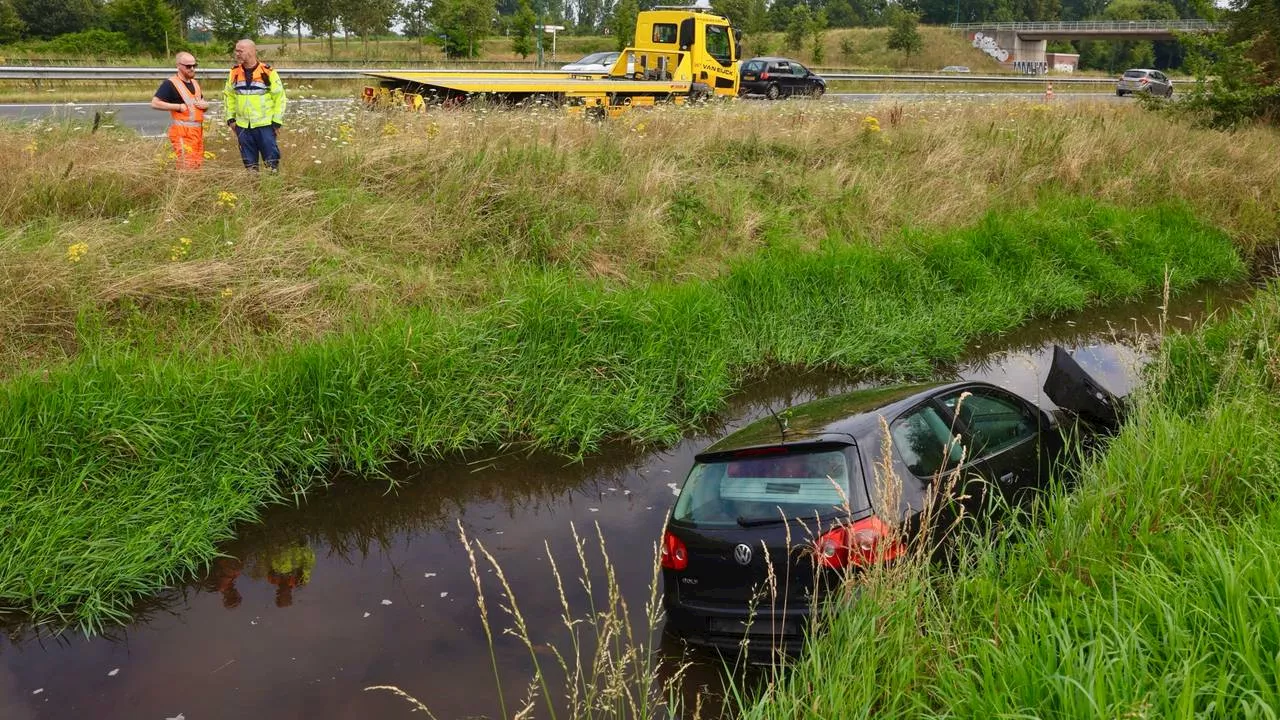 112-nieuws: auto belandt in sloot naast A50 • inbraak bij aardbeienkwekerij