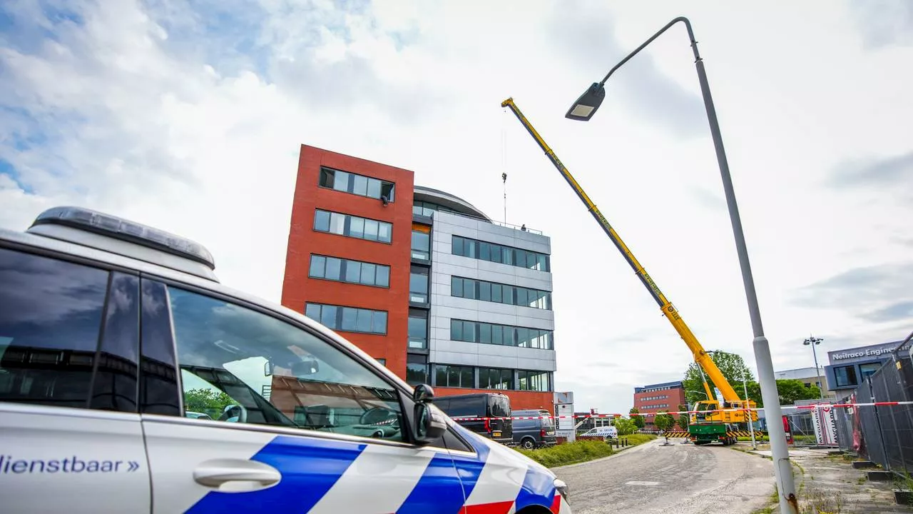 112-nieuws: drugslab-spullen uit gebouw gehesen • auto in sloot naast A50