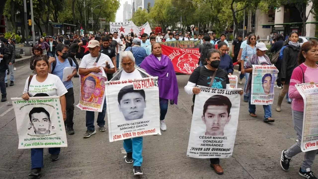 Padres de los 43 a AMLO: No existe “conspiración internacional” contra el Ejército