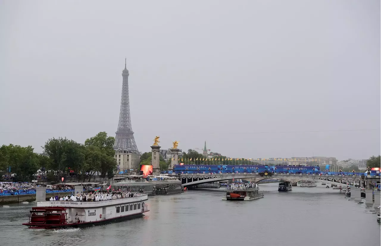 Inauguración de los Juegos Olímpicos de París 2024: Controles policiales, calles desiertas y chubasqueros